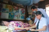 Bác sỹ: Lê Duy Toản đang thăm khám và tặng quà cho đối tượng tại địa bàn xã Long Hà